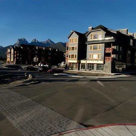 Apartment 407, Contemporary Decor Canmore Bagian luar foto