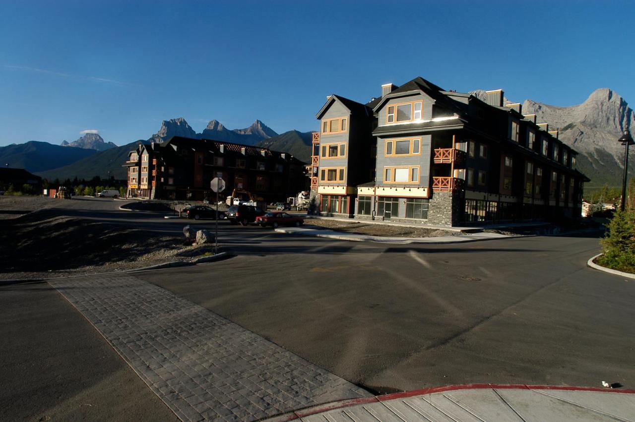 Apartment 407, Contemporary Decor Canmore Bagian luar foto