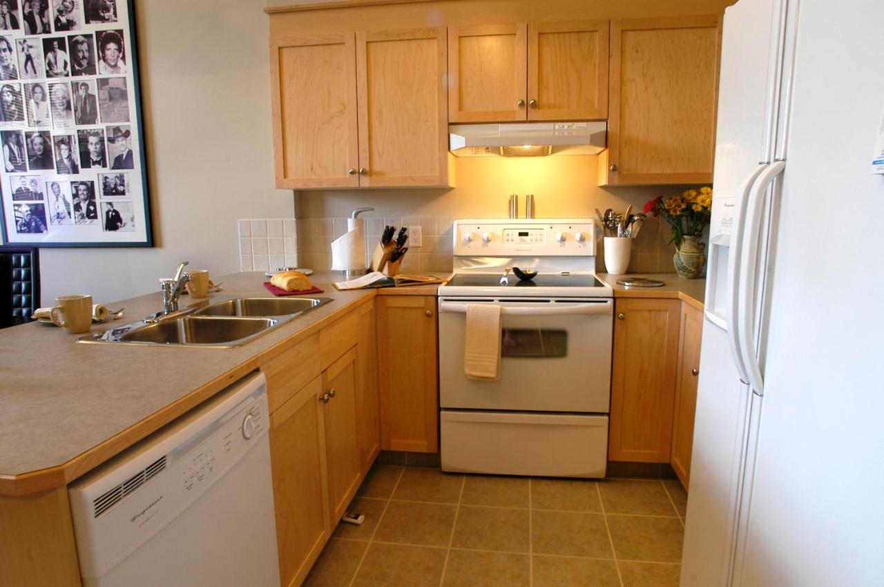 Apartment 407, Contemporary Decor Canmore Bagian luar foto