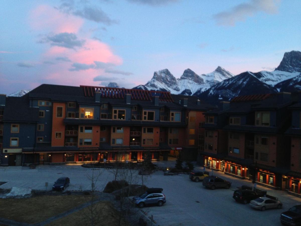 Apartment 407, Contemporary Decor Canmore Bagian luar foto