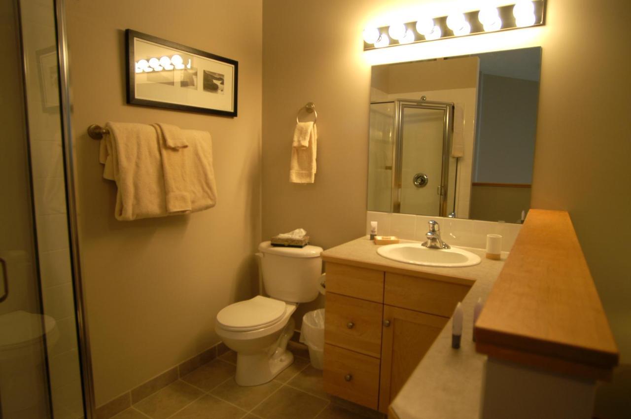 Apartment 407, Contemporary Decor Canmore Bagian luar foto