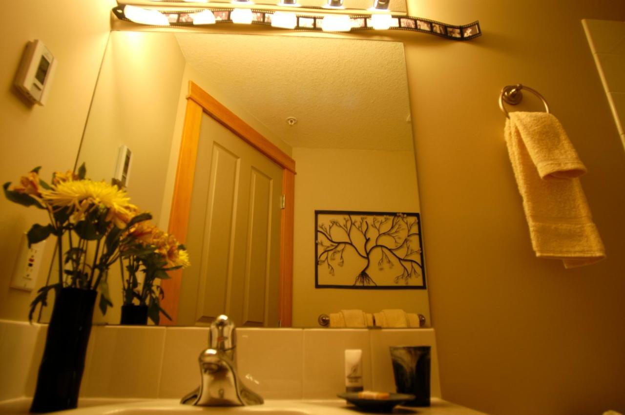 Apartment 407, Contemporary Decor Canmore Bagian luar foto